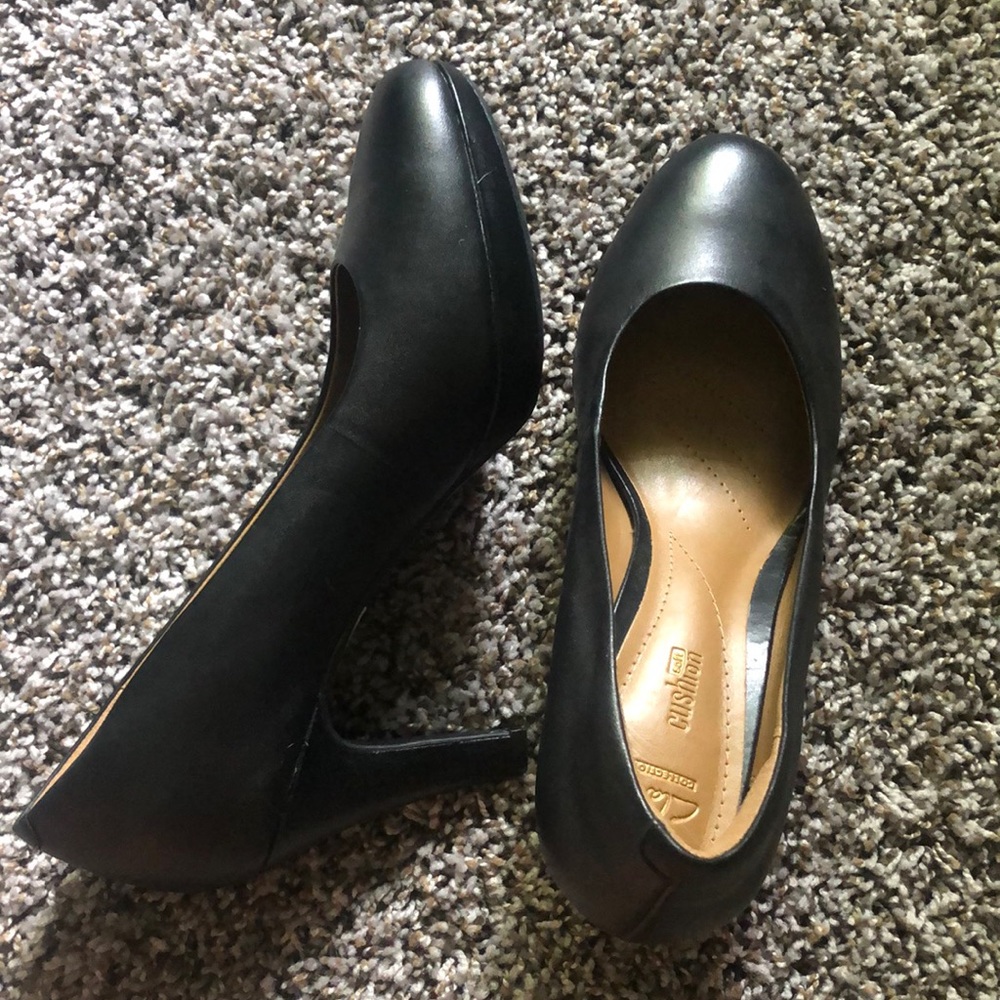 Clarks comfortable black leather pumps size 9.5